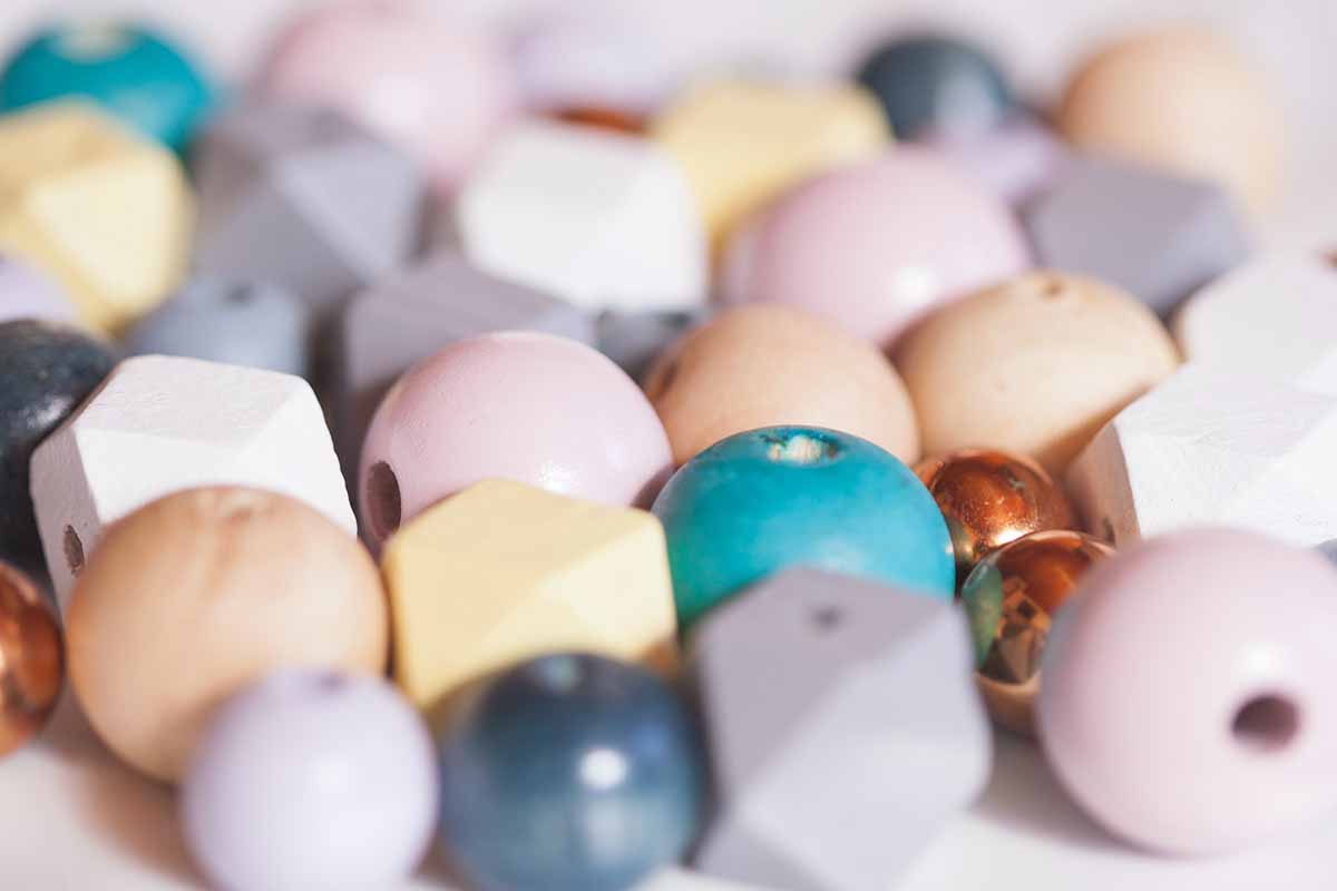 Dai bracciali ai phone straps, la vera tendenza per la primavera sono le perline