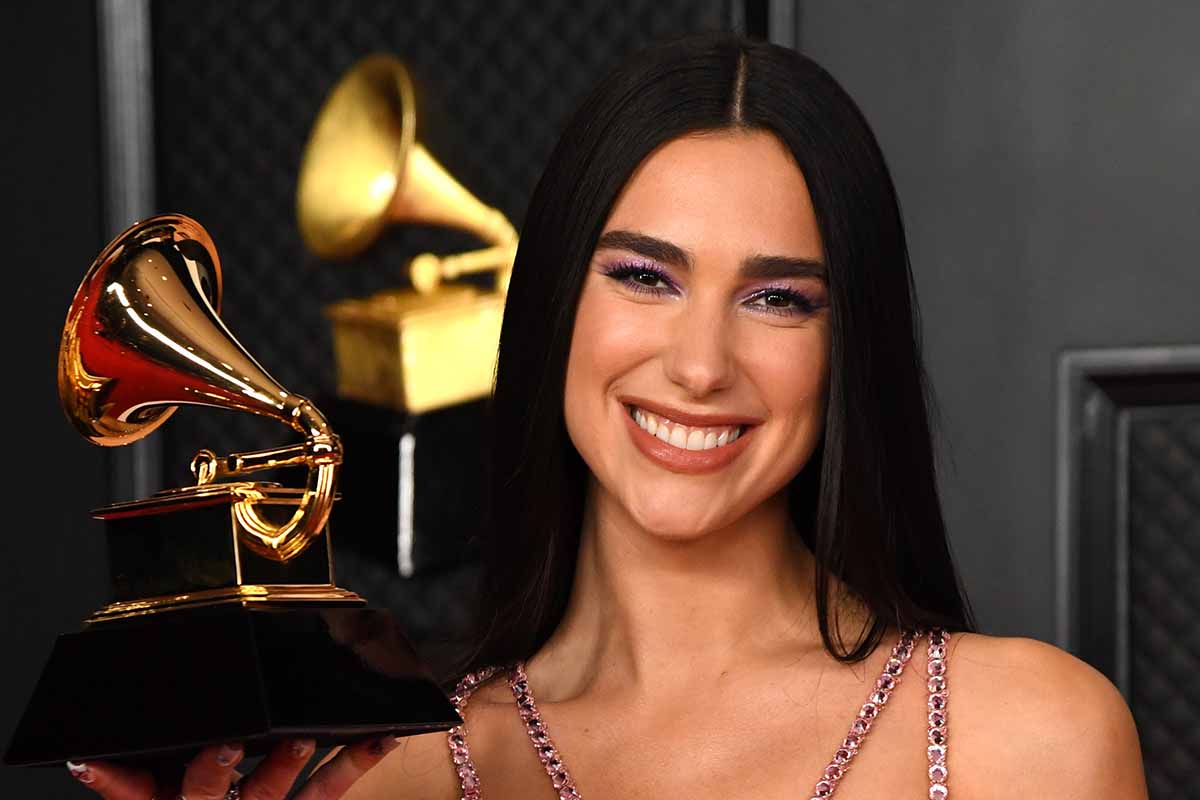 Dua Lipa è una vera e propria “ragazza Versace”