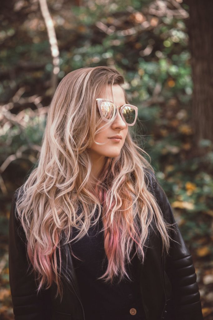 ragazza con capelli lunghi