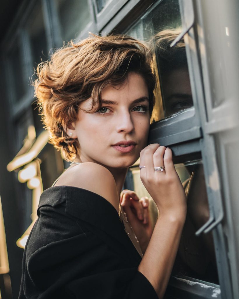 ragazza con capelli castani