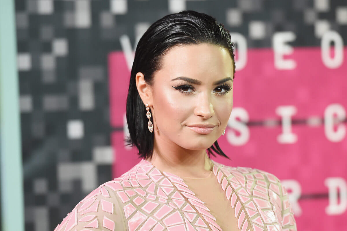 Capelli rasati e tatuaggio sulla testa: l’inno alla rinascita di Demi Lovato