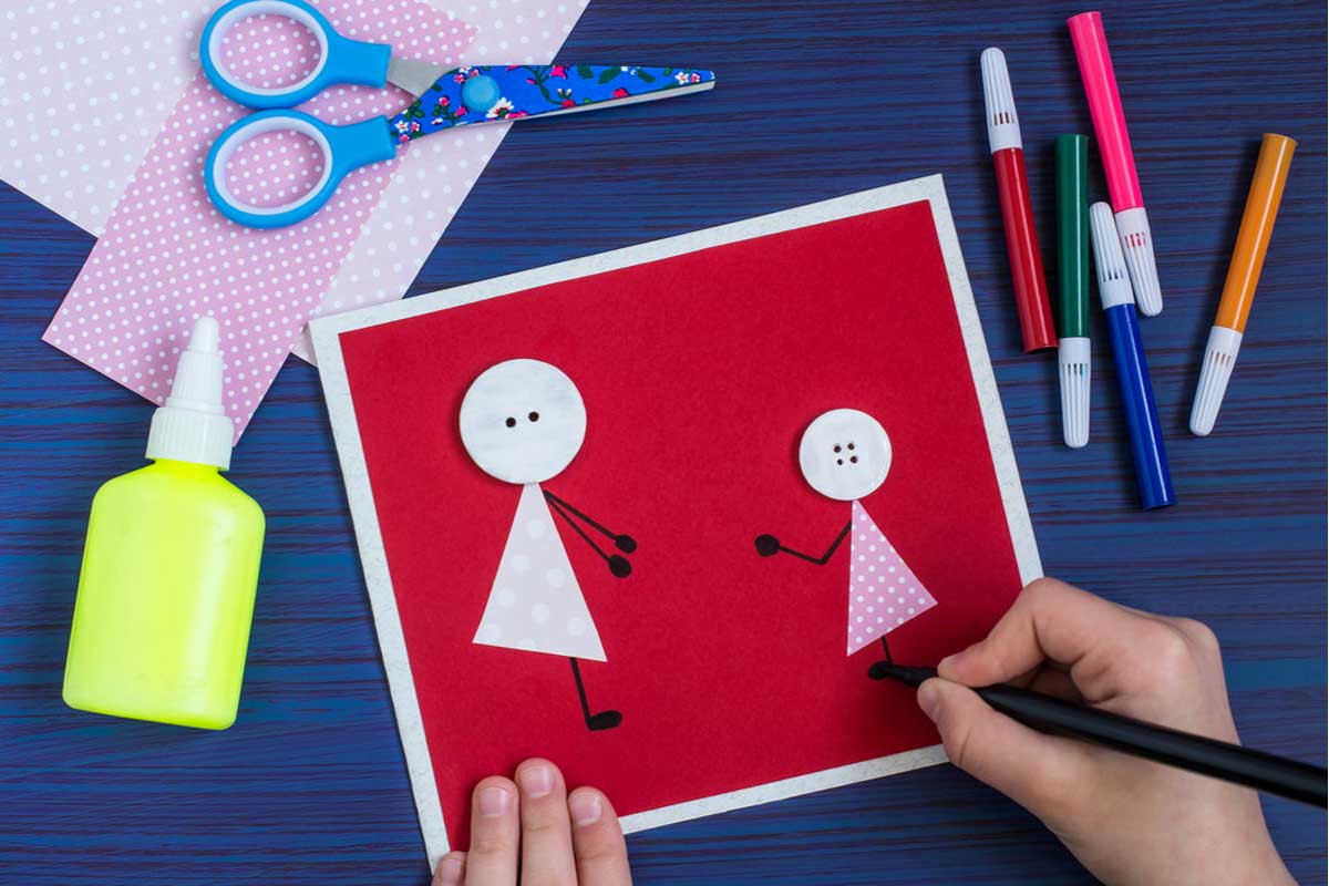 bambino che realizza lavoretti per la mamma