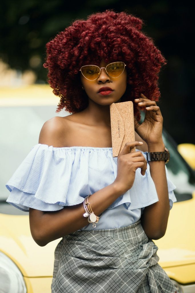 ragazza con capelli rosso mogano