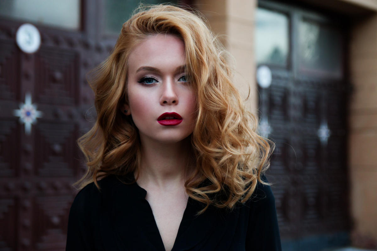 ragazza con capelli biondi