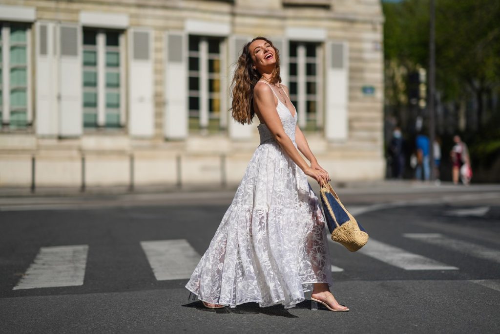 Vestito bianco estivo: i modelli da avere e gli abbinamenti | Pourfemme