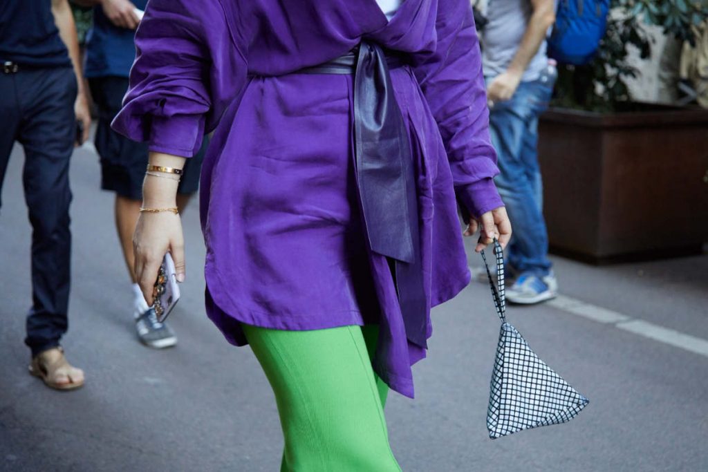 Blusa viola scuro con pantaloni verdi