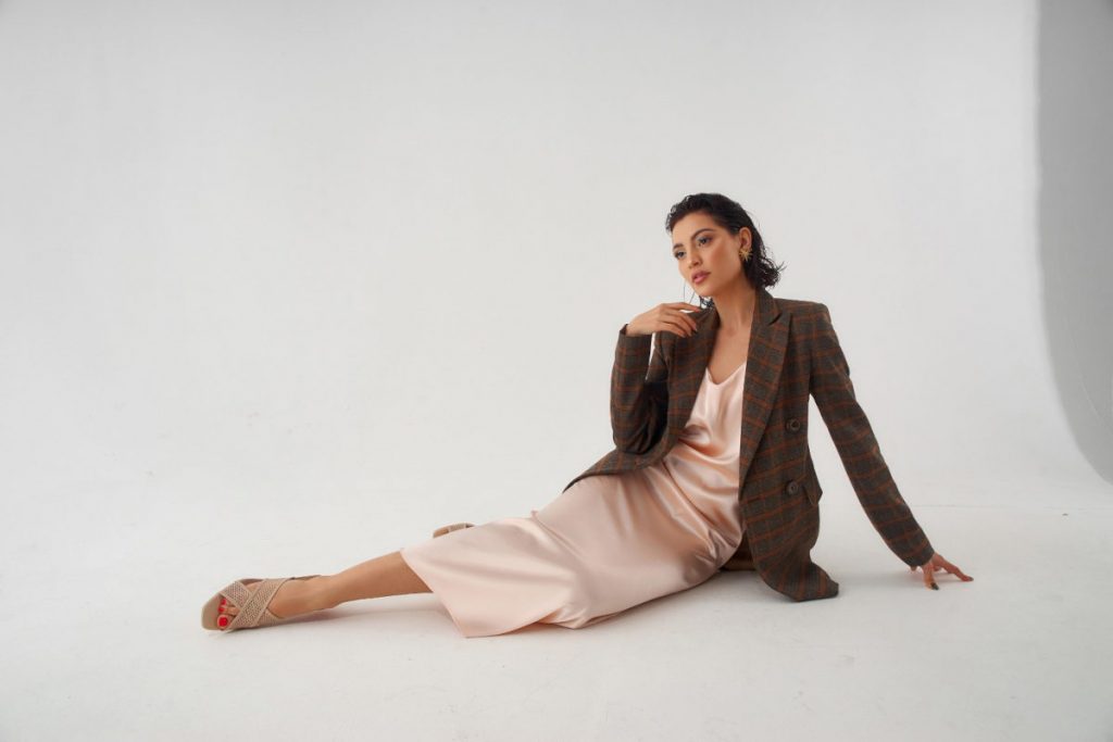 Look abito sottoveste e giacca a quadri