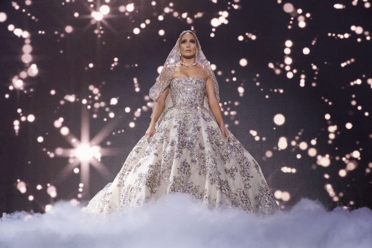 Jennifer Lopez in abito da sposa per Marry Me, tendenze abiti da sposa 2022