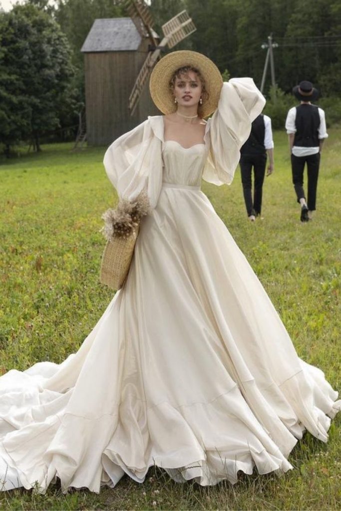abito da sposa con maniche a sbuffo