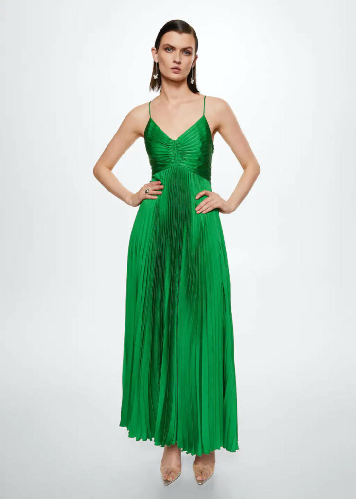 Ragazza con vestito lungo verde smeraldo plissettato