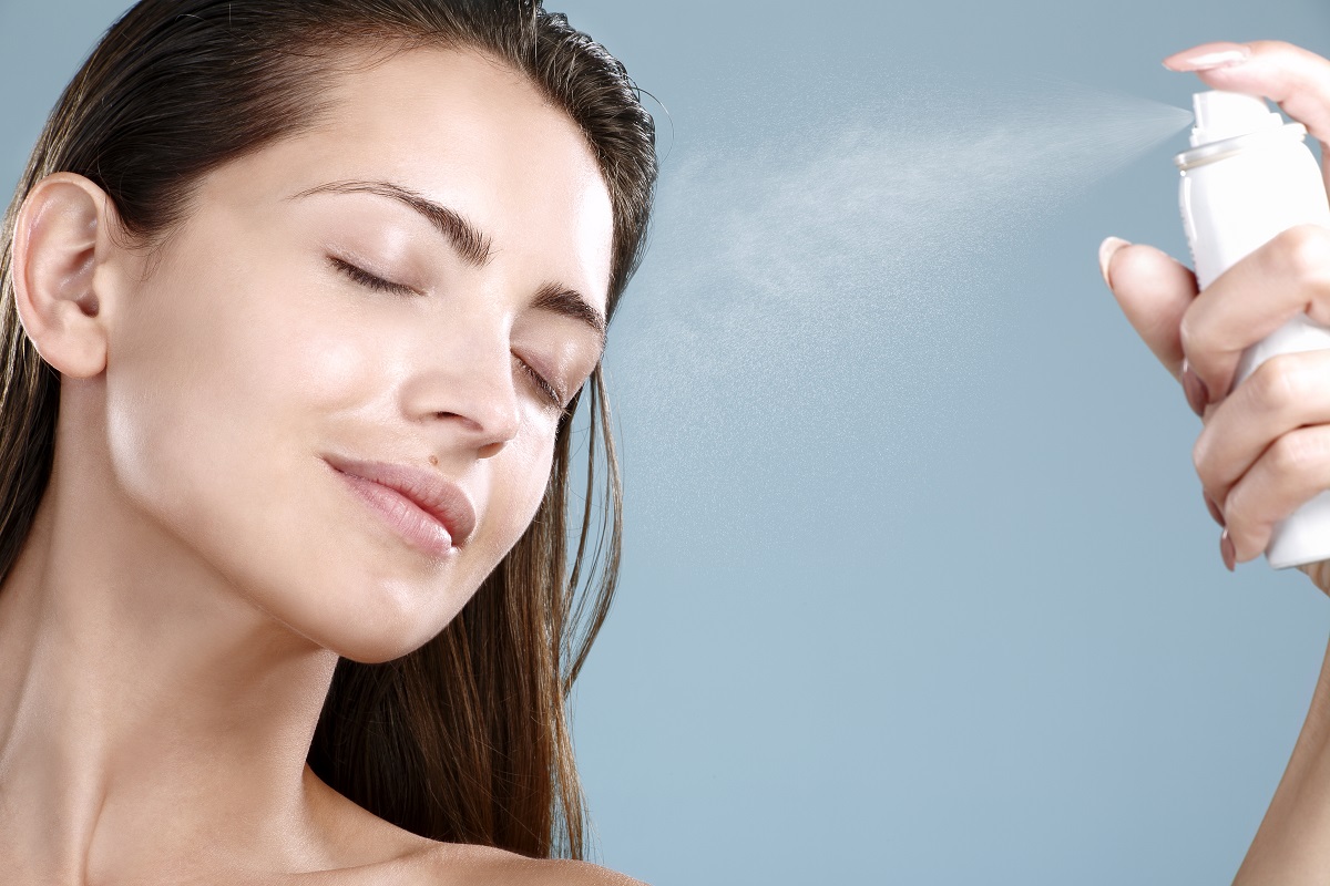 donna nebulizza acqua termale spray