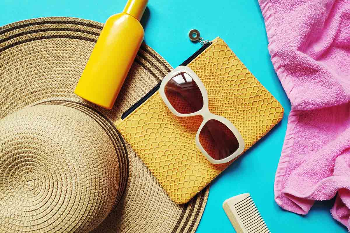 occhiali da sole cappello beauty case spray crema telo mare
