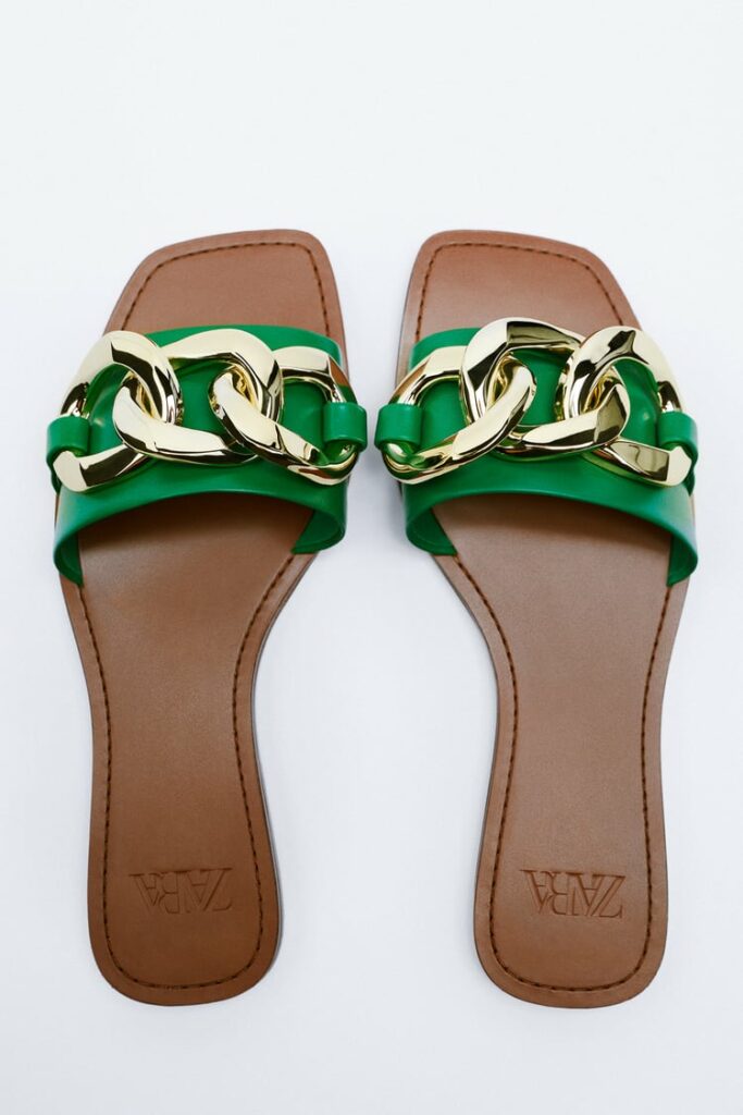ciabatte basse verdi con catena Zara - ciabatte e sandali mare estate 2022