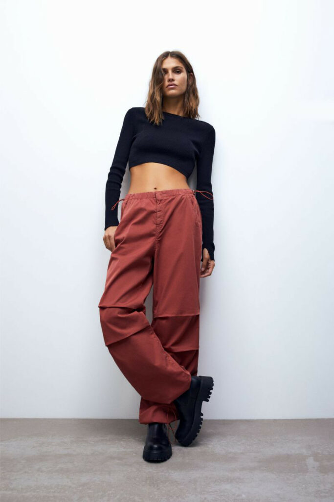 modella con pantaloni cargo marroni Pull and Bear