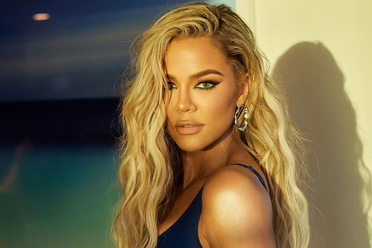 Khloè Kardashian con trucco luminoso estivo e capelli mossi stile beach waves