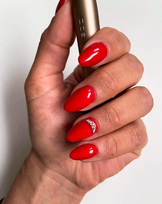 red nail