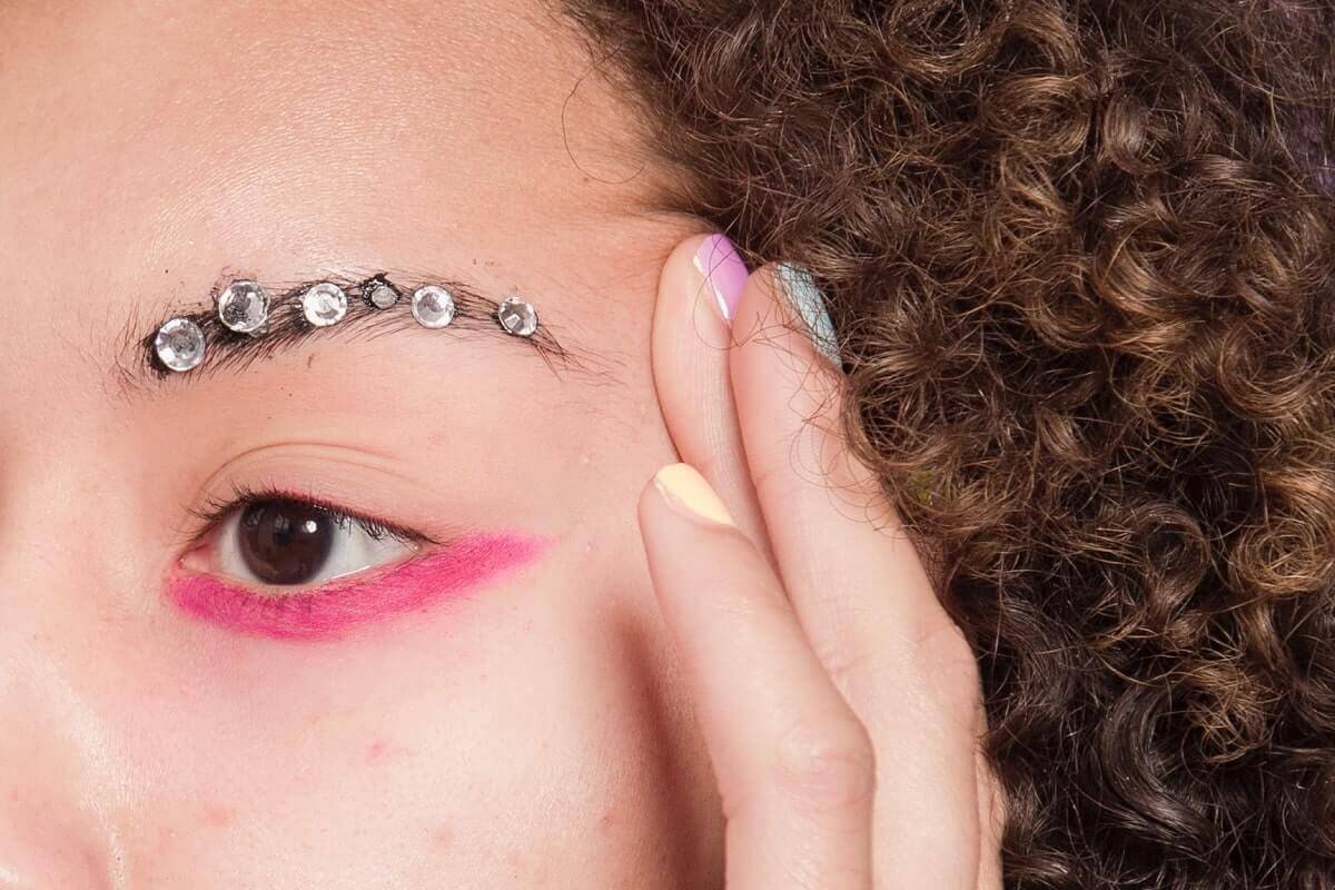 La tendenza makeup dell’estate è il reverse eyeliner ed è facilissimo da creare