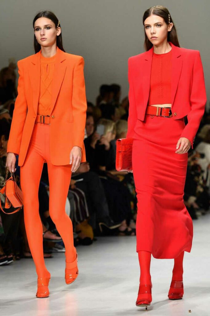 modelle sfilata look full color rosso, arancione