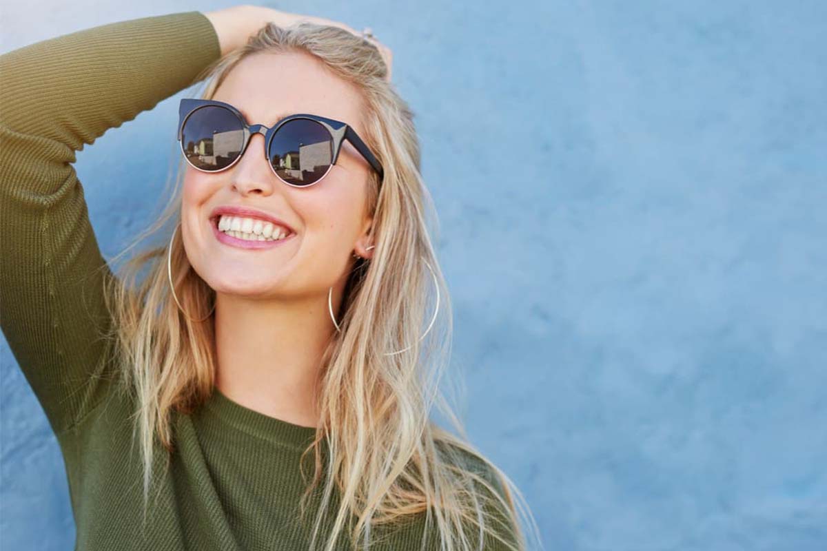 ragazza occiali da sole