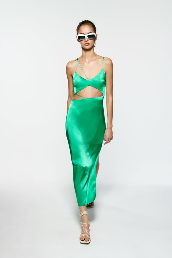 modella con abito midi cut out color verde smeraldo