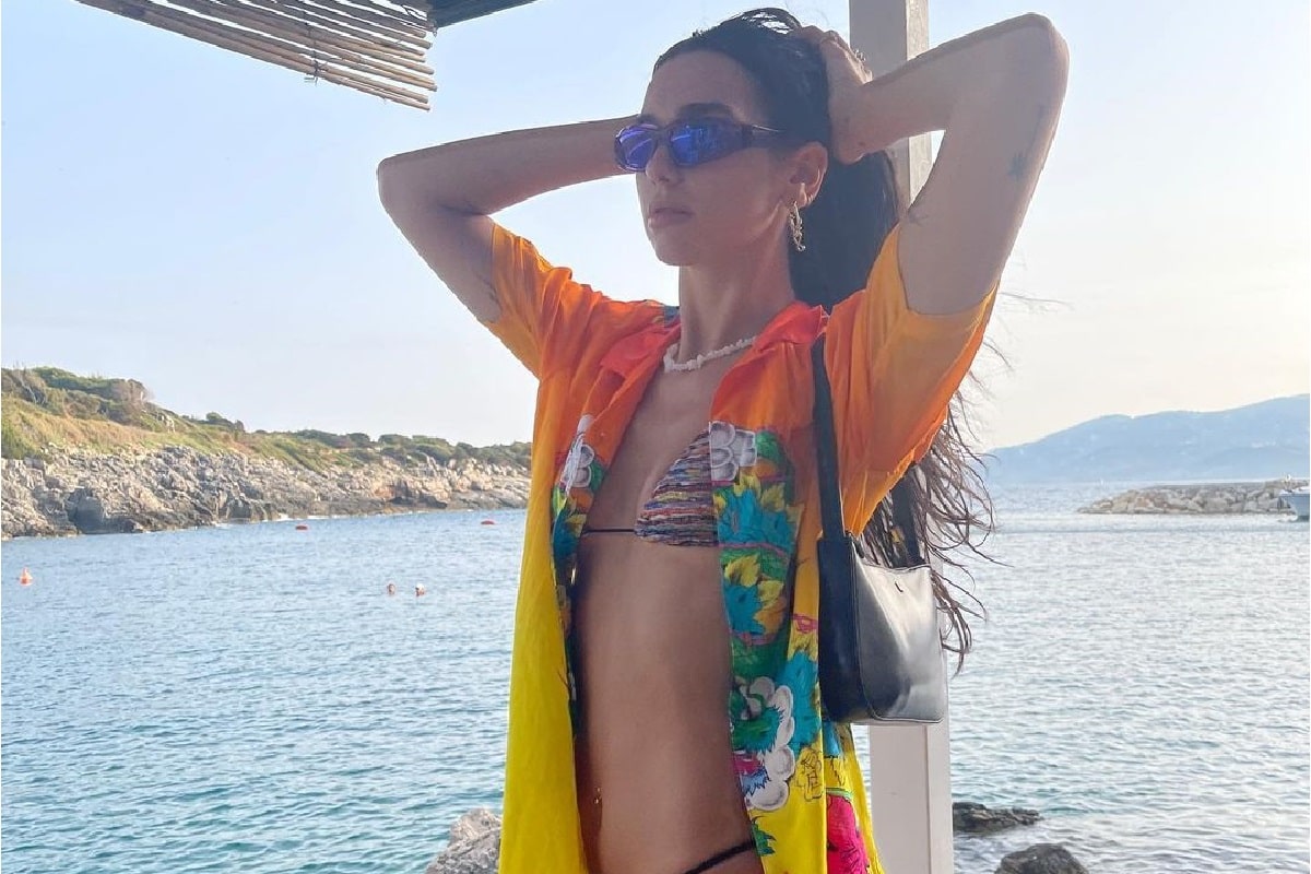 Dua Lipa in vacanza in Albania: il suo look ci riporta negli anni Duemila