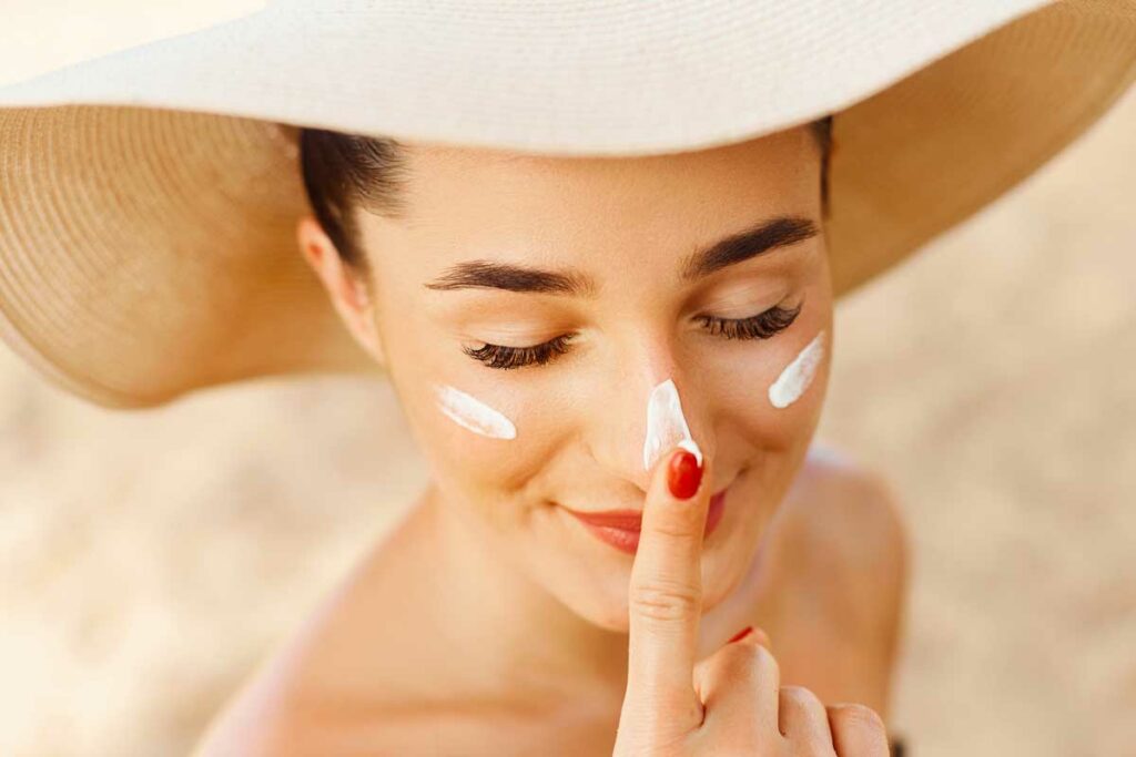 ragazza applica crema viso
