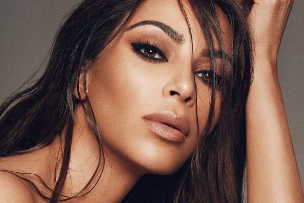 Kim Kardashian capelli lunghi scuri-tendenze colore capelli autunno inverno castano scuro