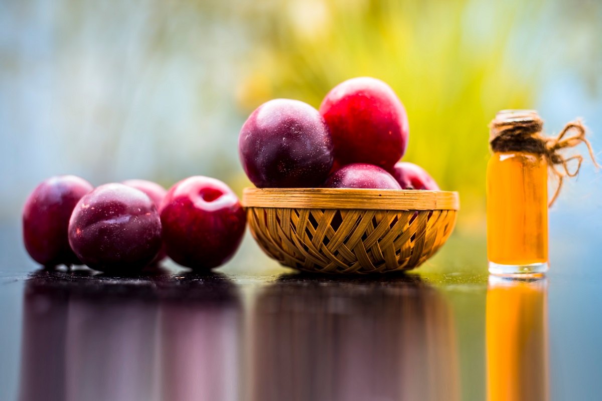 Olio di prugna, il rimedio per pelle e capelli: le proprietà e i benefici