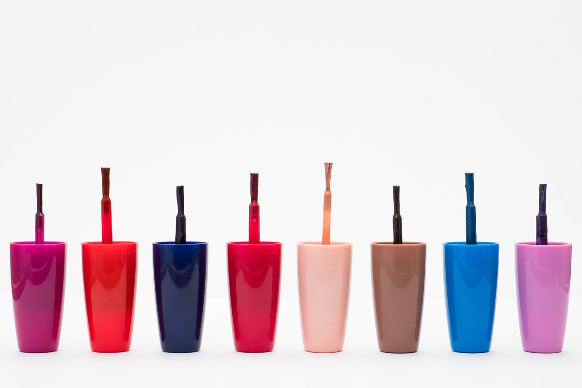Outline french: la nuova interpretazione della french manicure è il trend dell’estate 2021