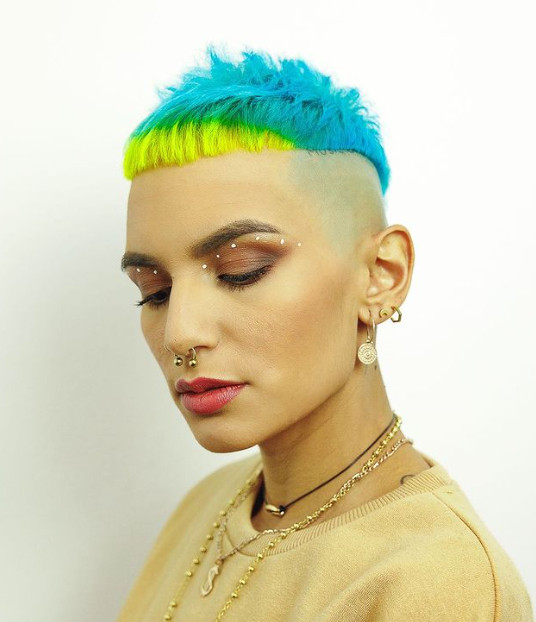 ragazza con taglio corto