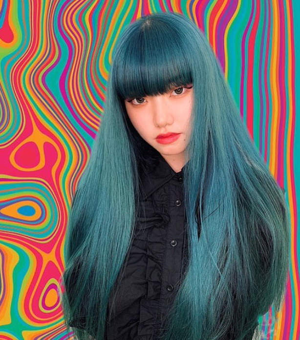 ragazza con capelli lunghi