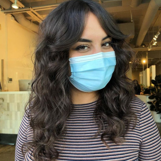 ragazza con capelli lunghi