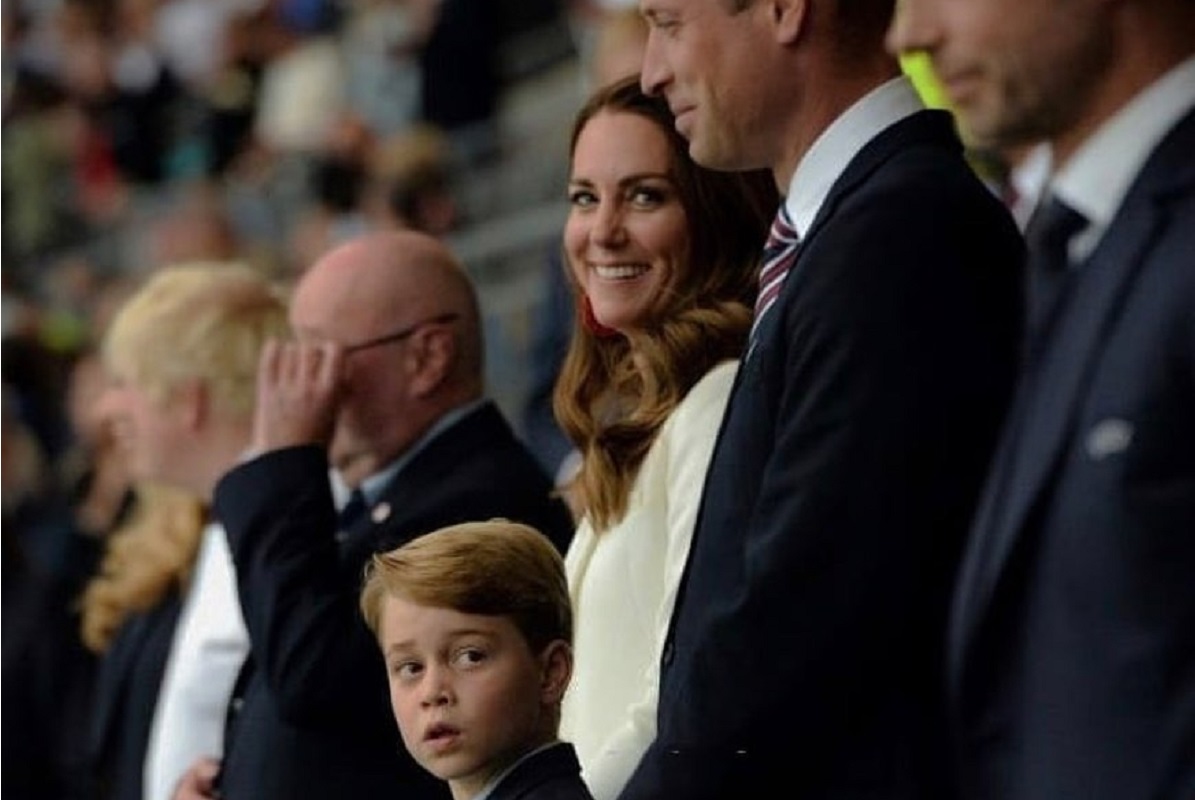 Baby George, William e Kate, delusi a Wembley: la foto fa il giro del web