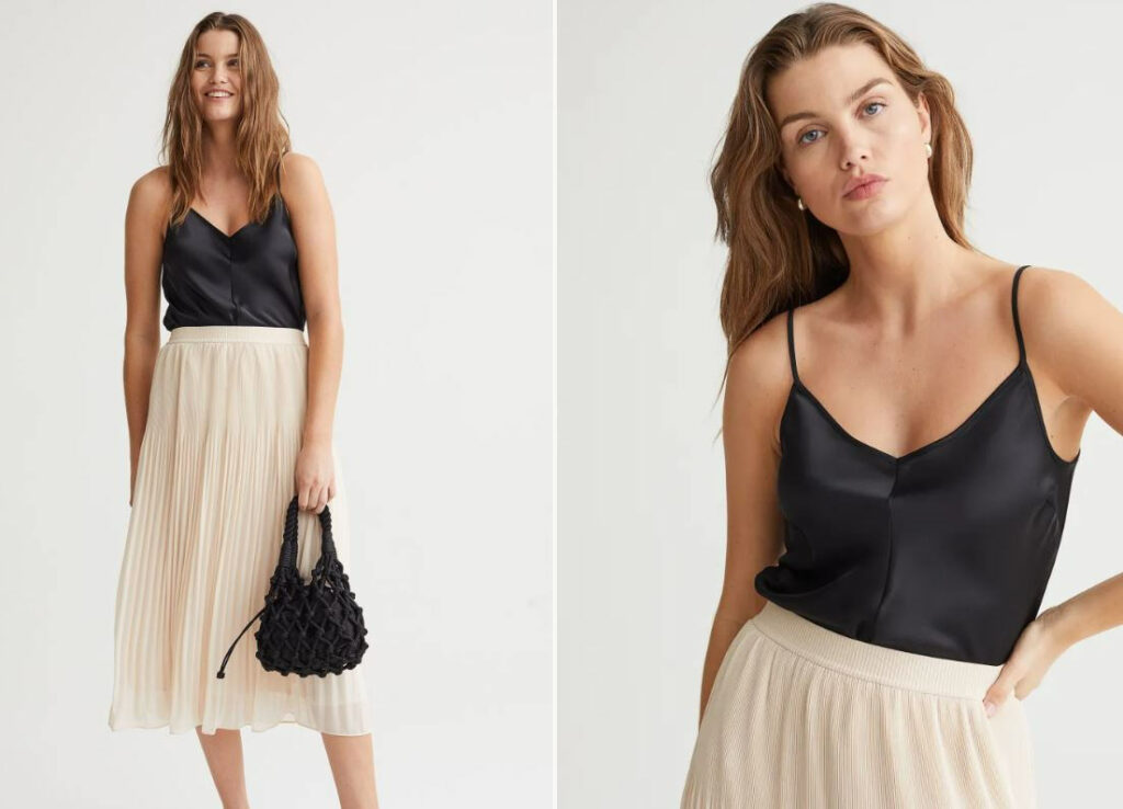 ragazza indossa gonna plissettata in colore beige con canotta nera e borsa abbinata