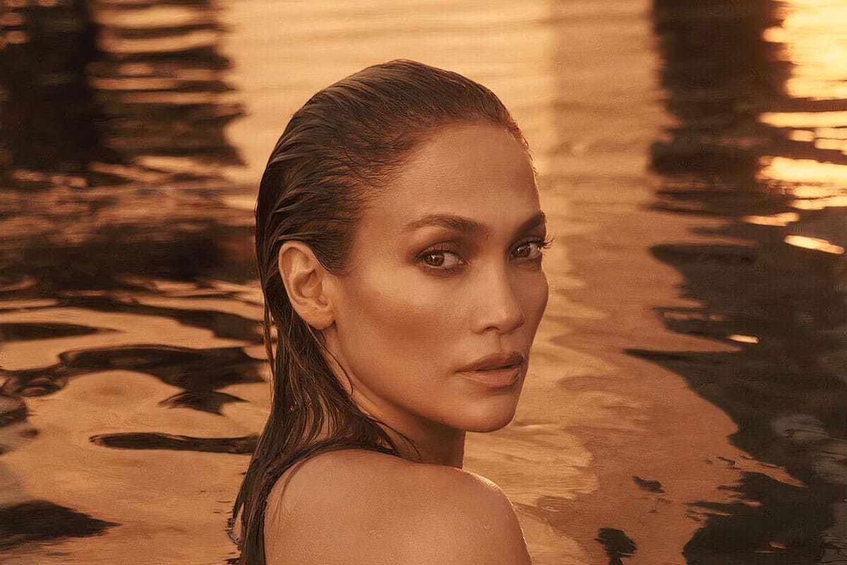 Jlo posa in acqua