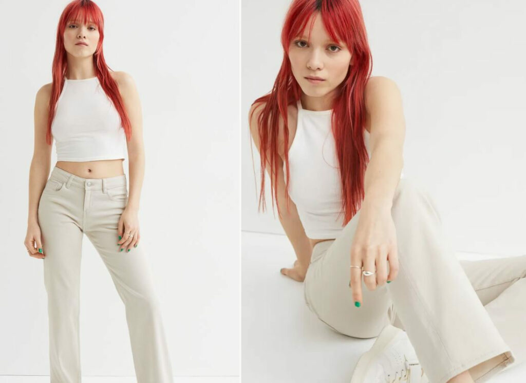 ragazza indossa pantalone di colore beige con top corto bianco