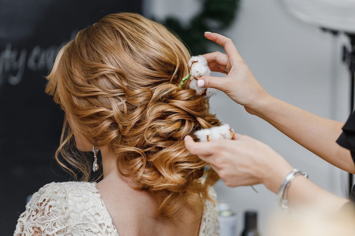 Capelli da sposa: le più romantiche acconciature per il giorno delle nozze della primavera-estate 2022