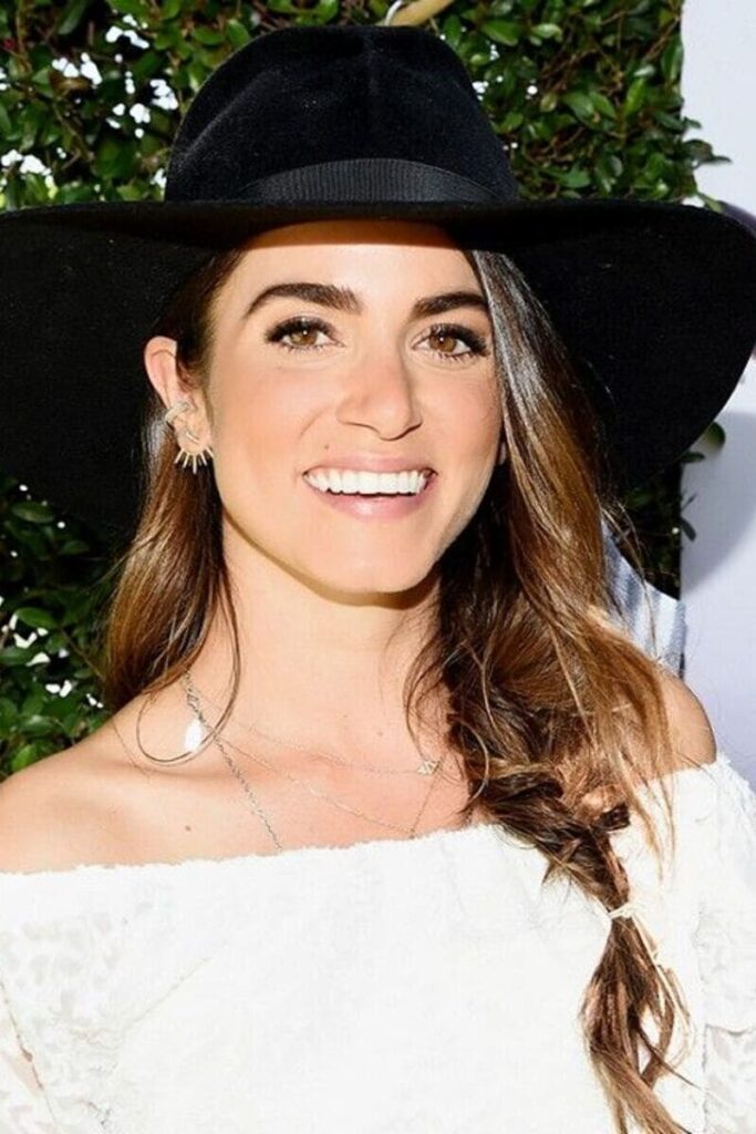 Nikki Reed con treccia a spina di pesce
