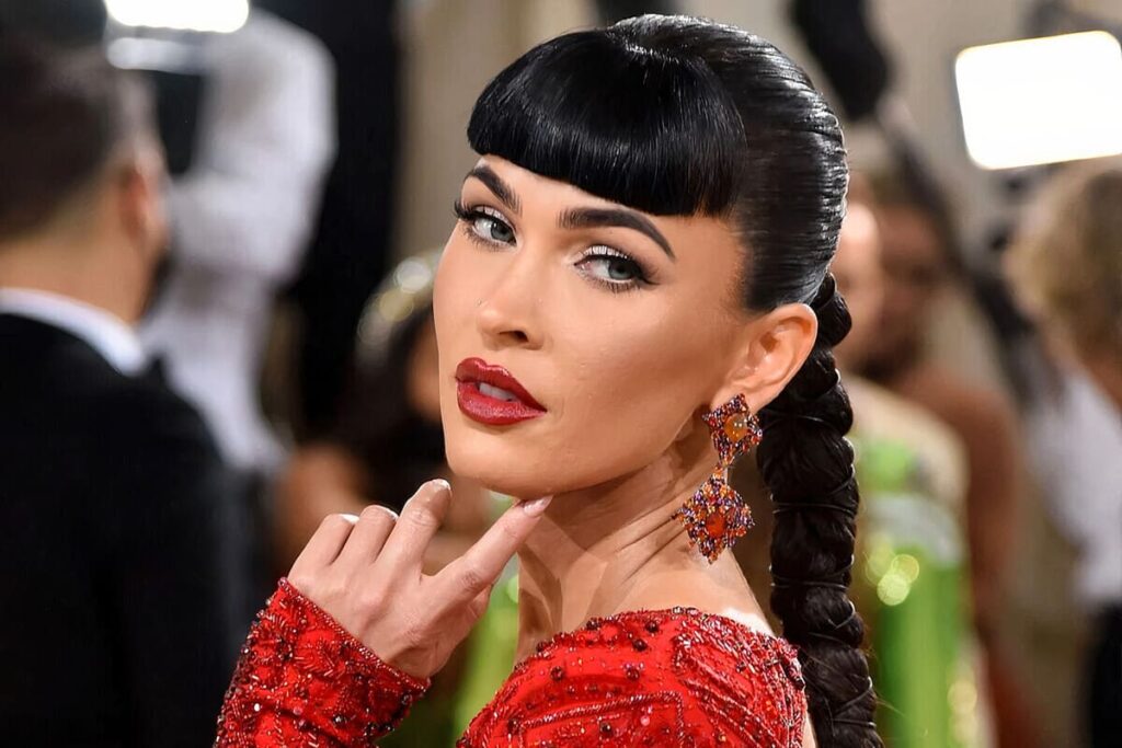 Megan Fox ai Met Gala 2021 con treccia a spina di pesce lunga