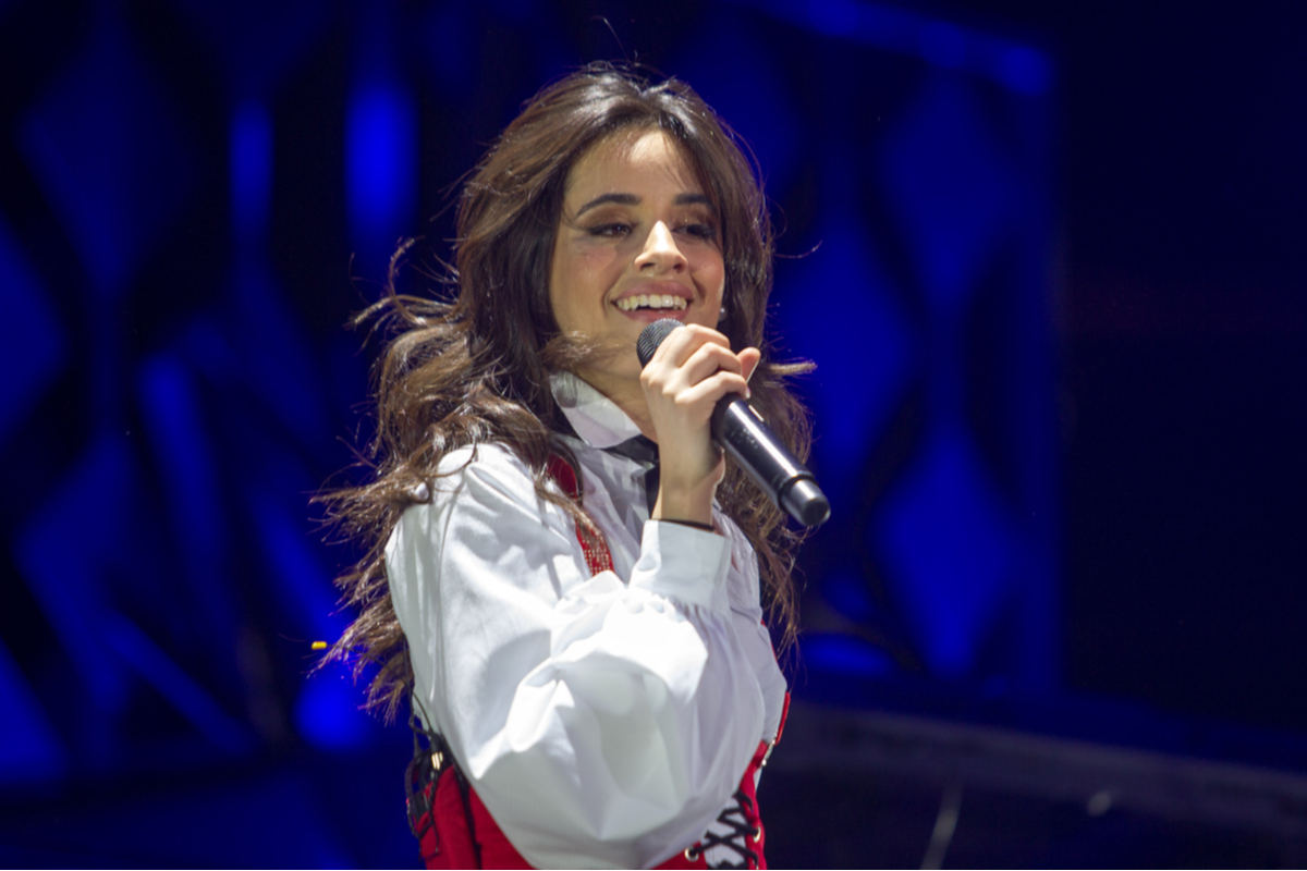 Il look di Camila Cabello alla première di Cenerentola è un’esplosione pop