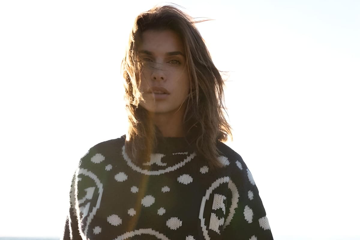 Elisabetta Canalis in uno scatto all'aperto