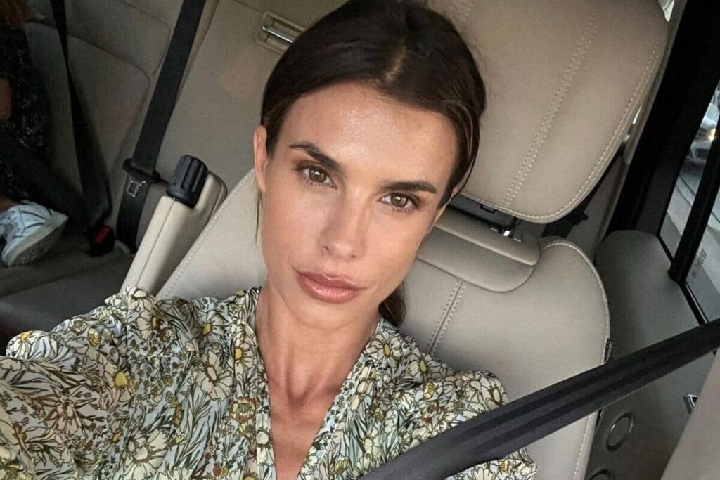 Elisabetta Canalis in un selfie su Instagram con look naturale