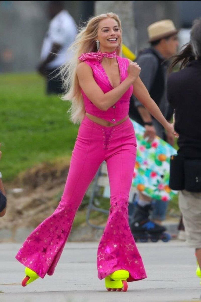 Margot Robbie look total pink Barbie film
