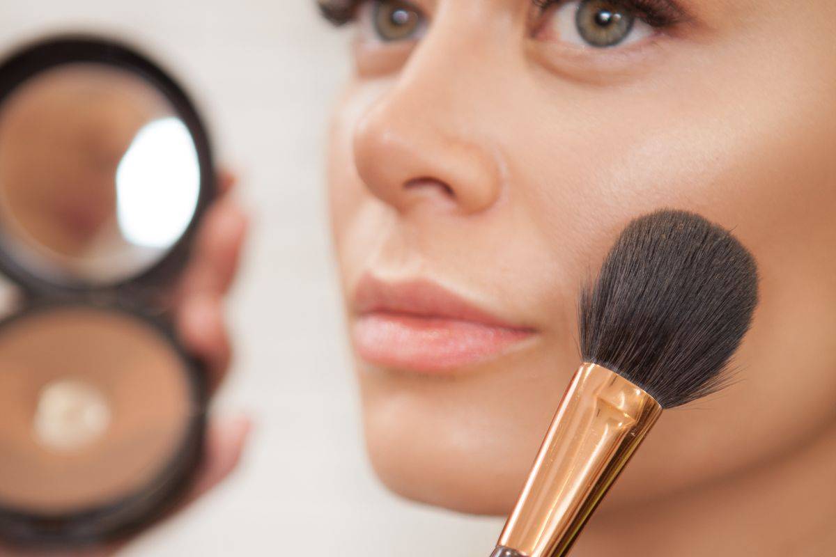 ragazza con pennello make up