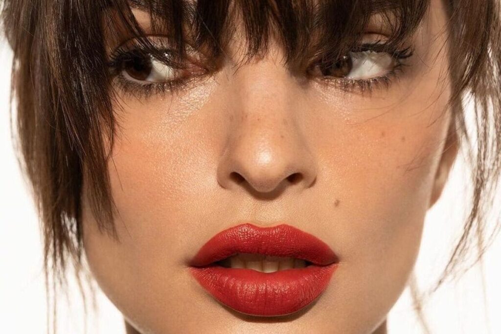 Scatto di Emily Ratajkowski con rossetto rosso - tendenza labbra dell'autunno inverno