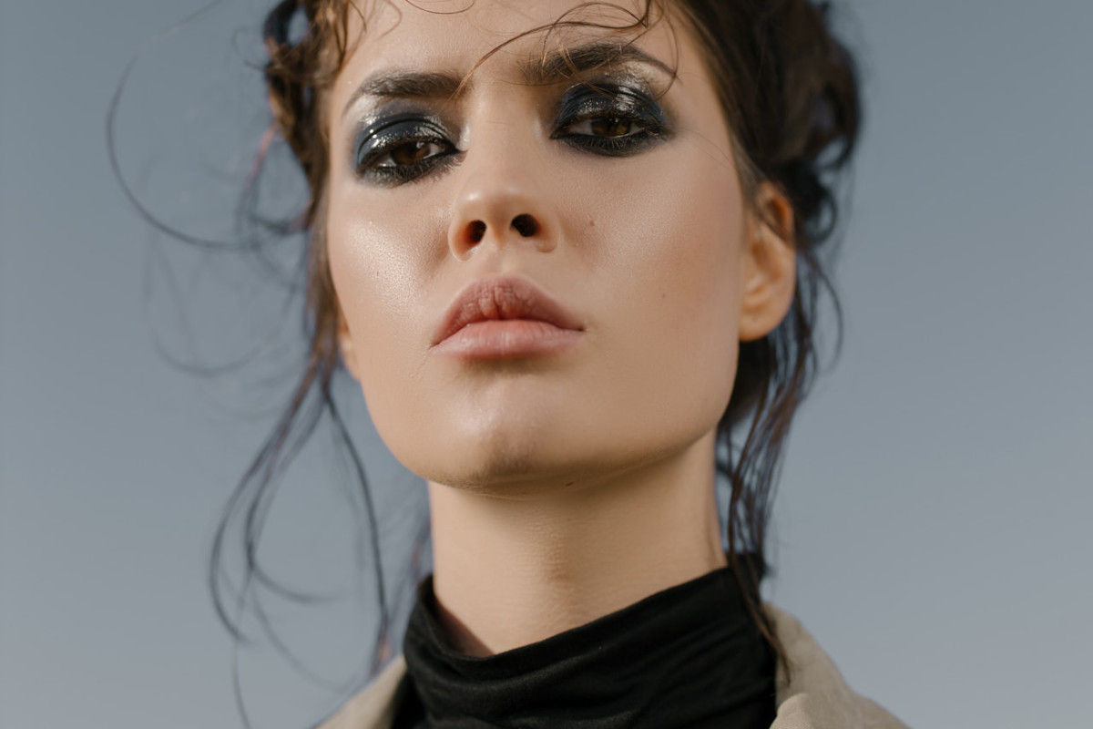 ragazza con trucco occhi nero