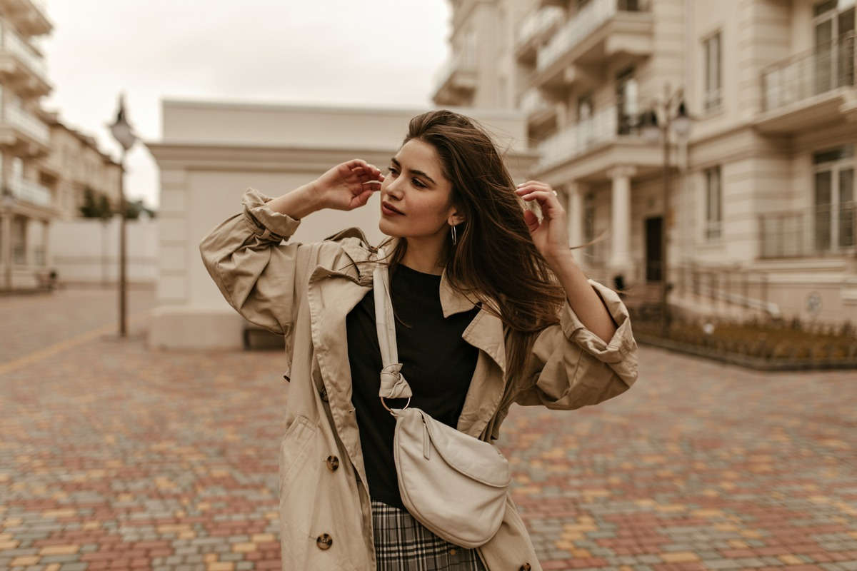 Ragazza con trench stile academy
