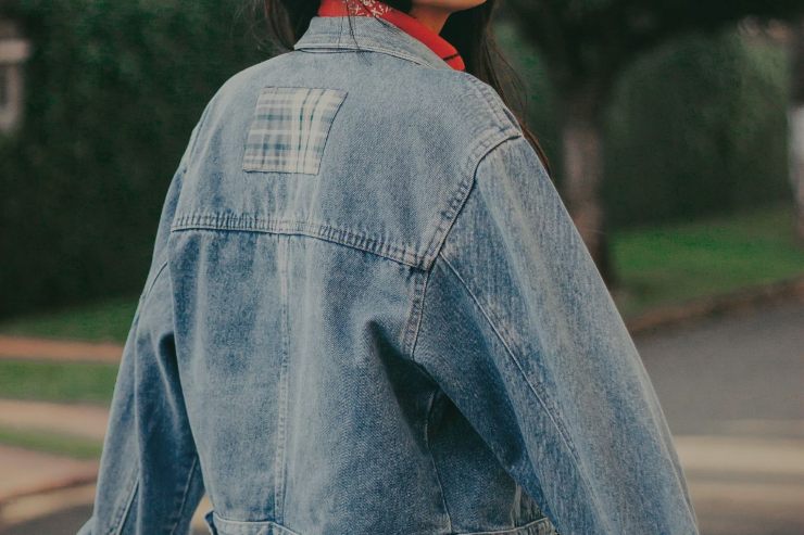 ragazza di spalle con giacca di jeans