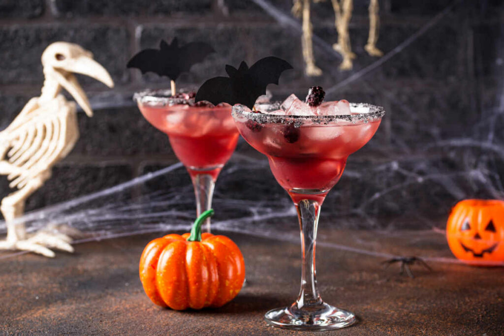 due bicchieri con un drink e decorazioni di halloween