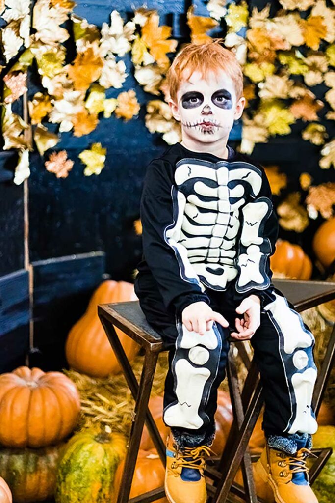 Bambino mascherato da scheletro per Halloween